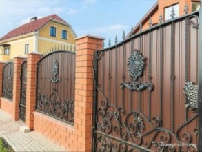 Кирпичный забор с ковкой  150 метров фото в Реутове