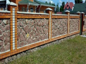 Кирпичный забор с камнем 12 метров фото в Реутове