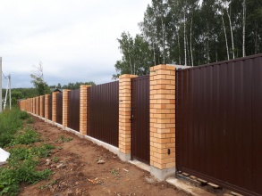 Кирпичный забор на ленточном фундаменте 12 метров фото в Реутове