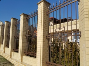 Кирпичный забор с ковкой  10 метров фото в Реутове